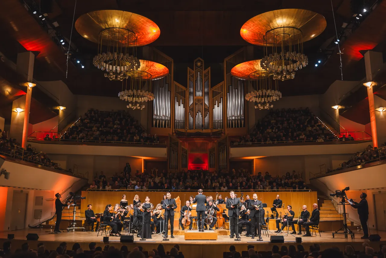 Das Ensemble BARUCCO auf der Bühne des Auditorio Nacional de Música in Madrid, darüber Orgel und Kronleuchter