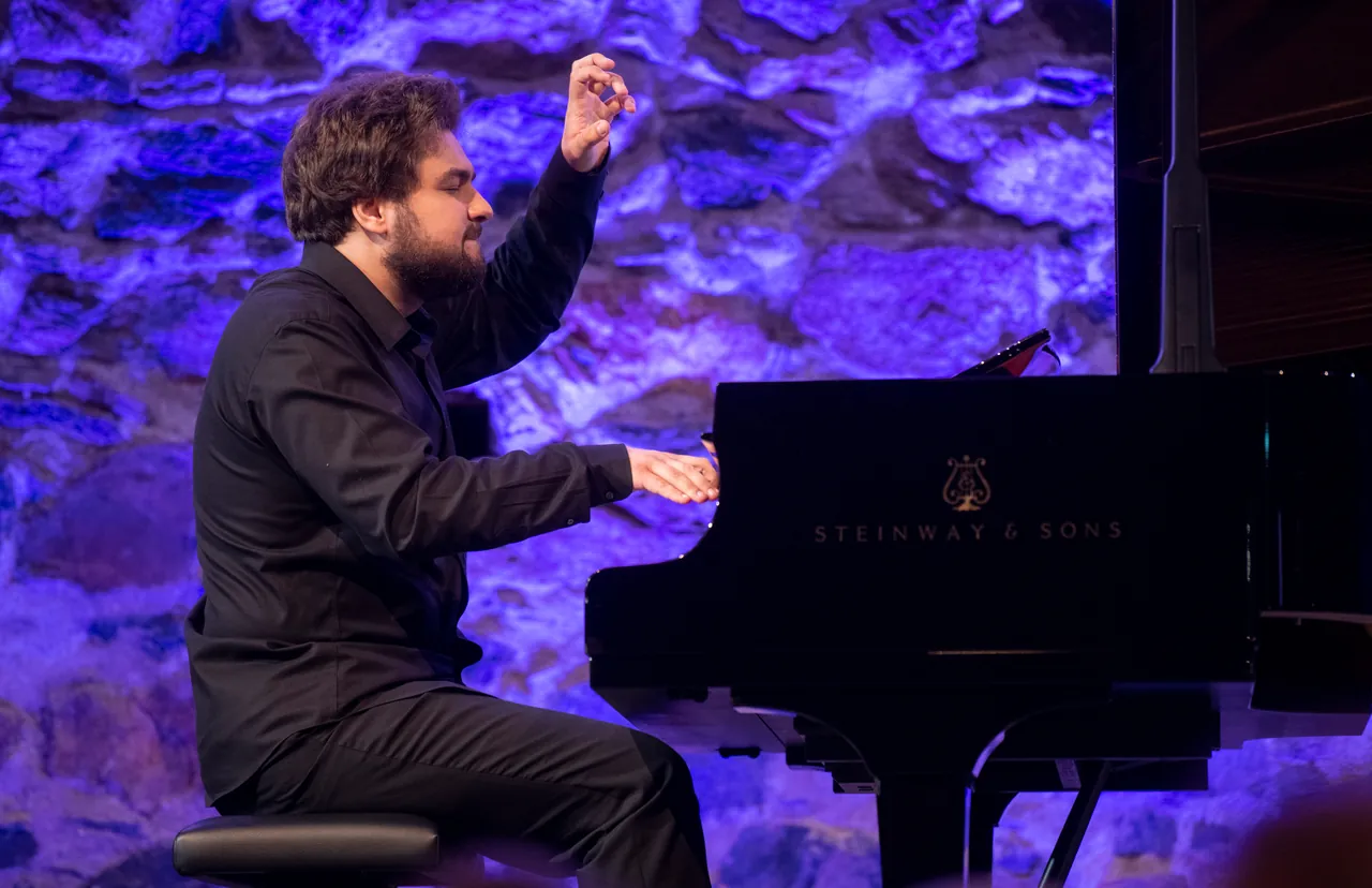 Lukas Geniušas al piano