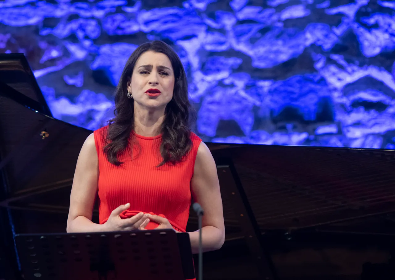 Asmik Grigorian, con vestido rojo, durante el recital