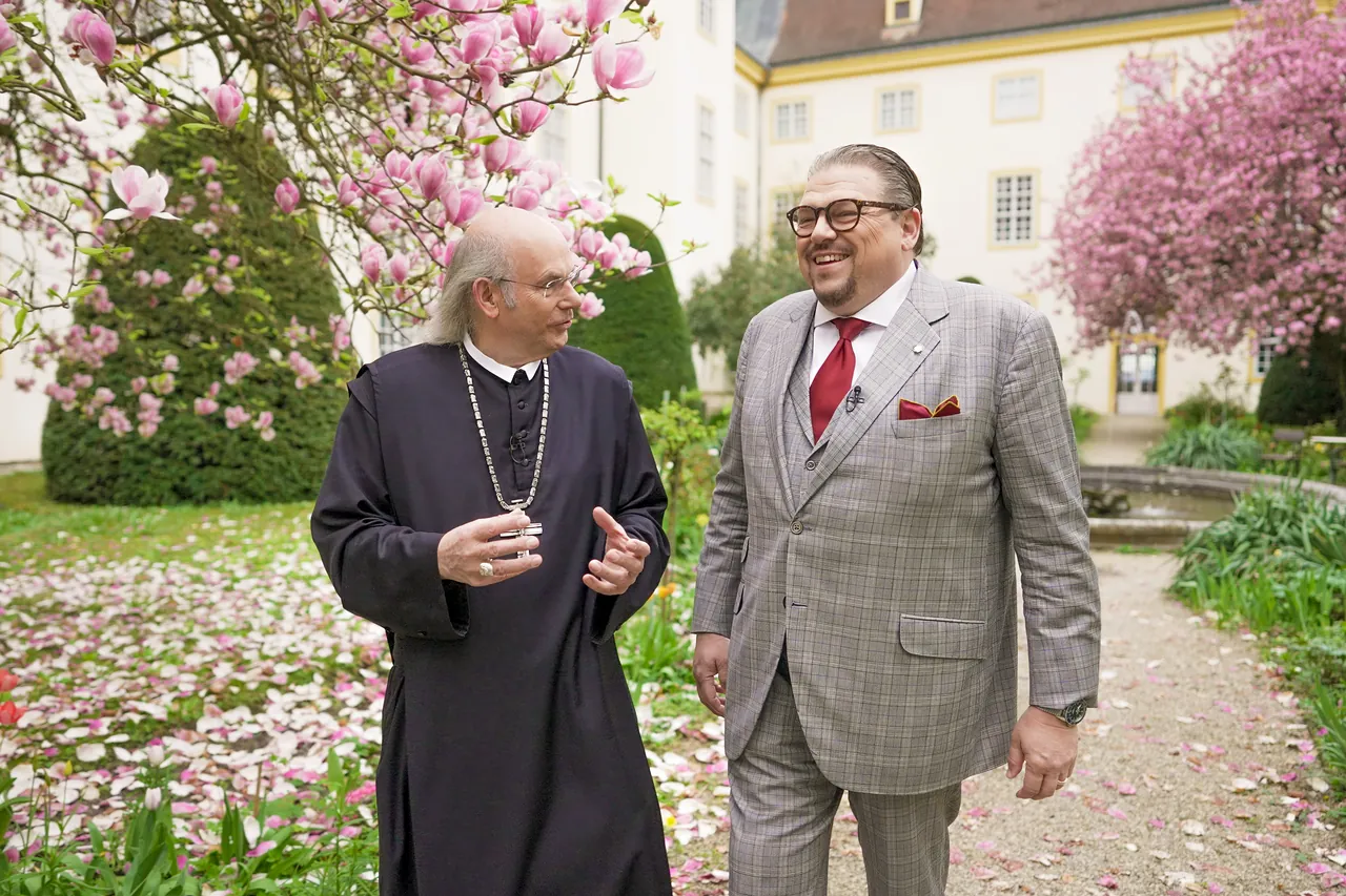 Abt Georg Wilfinger und Michael Schade im blühenden Stiftsgarten
