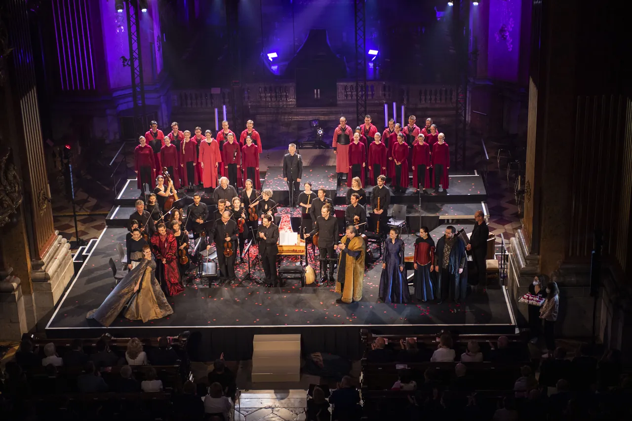 Final applause: soloists, Concentus Musicus Wien and the Smaragd Chamber Choir on stage in the abbey church of Melk