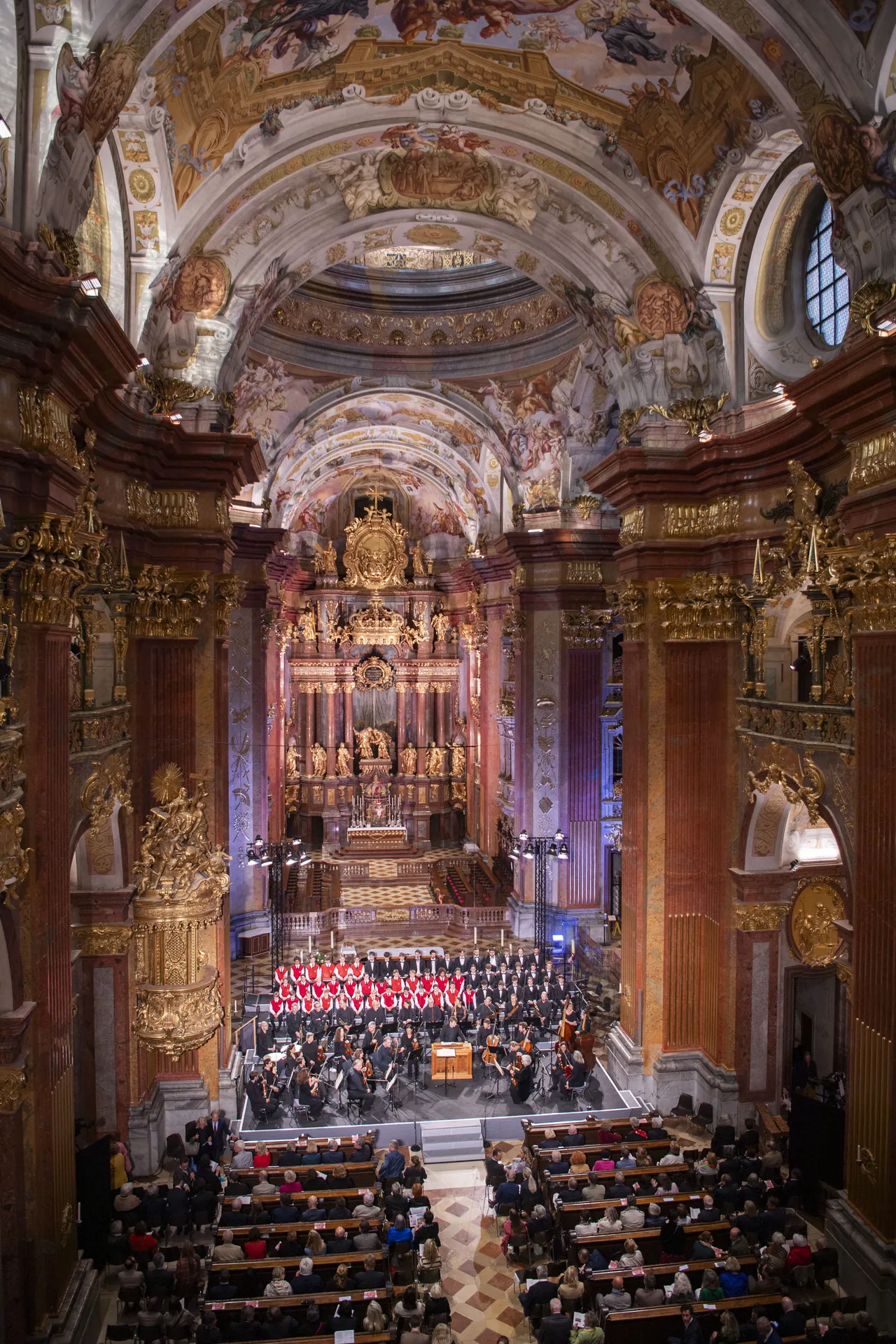 Die Stiftskirche Melk mit Deckenfresken und Hochaltar während der h-Moll-Messe