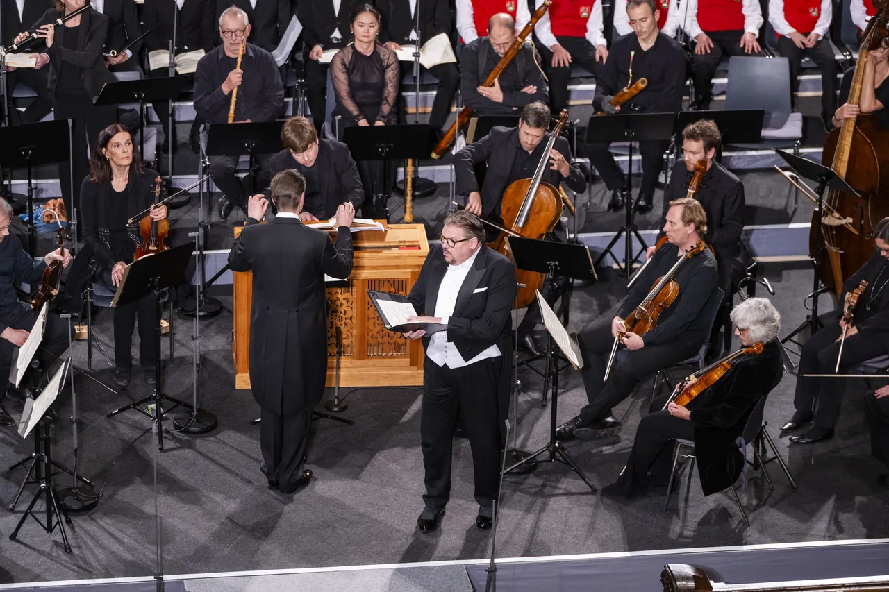 Tenor-Solo vor dem Concentus Musicus Wien, Stefan Gottfried dirigiert