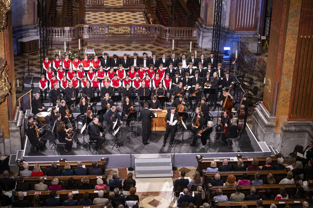Concentus Musicus Wien und Wiltener Sängerknaben auf der Bühne in der Stiftskirche Melk, davor das Publikum