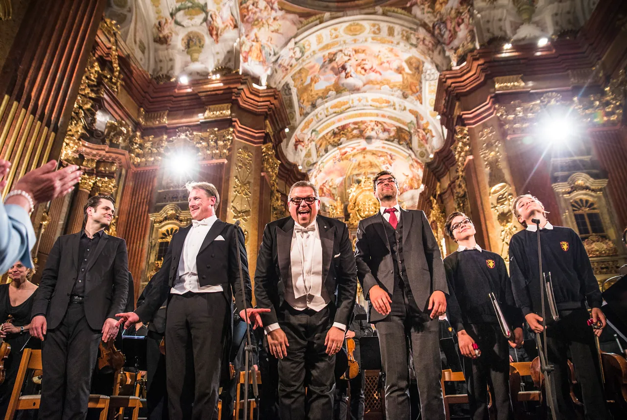 Solisten, Dirigent und Tölzer Knabenchor beim Schlussapplaus