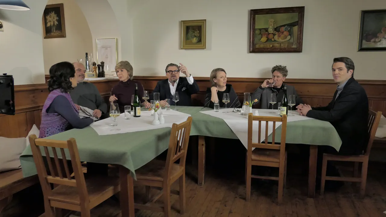 The guests in conversation at the tables of the Gasthaus Grünauer in Vienna