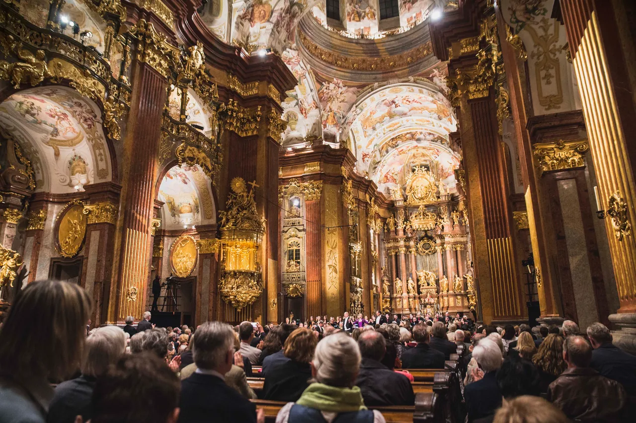 La iglesia abacial de Melk, llena de público, durante el concierto inaugural; al fondo, ante el presbiterio, el coro y la orquesta