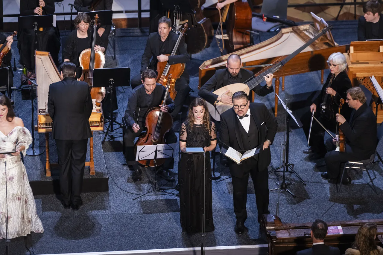 Michael Schade mit einer Solistin vor dem Concentus Musicus Wien