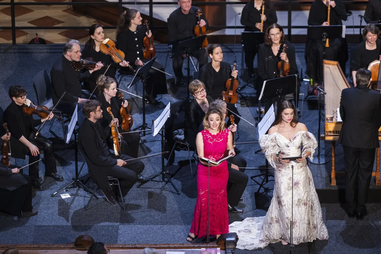 Zwei Solistinnen vor dem Concentus Musicus Wien, von oben gesehen