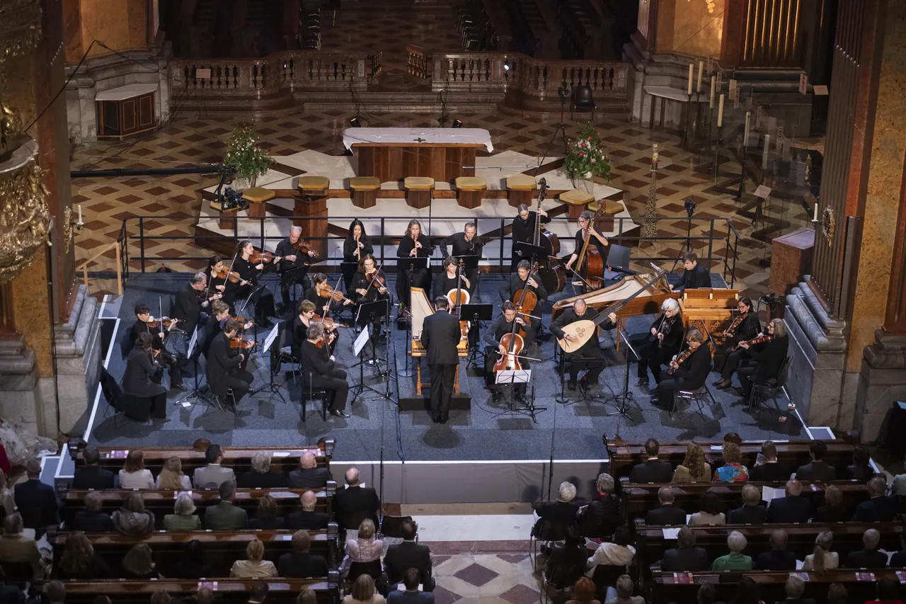 Stefan Gottfried dirigiert den Concentus Musicus Wien in der Stiftskirche Melk, davor das Publikum