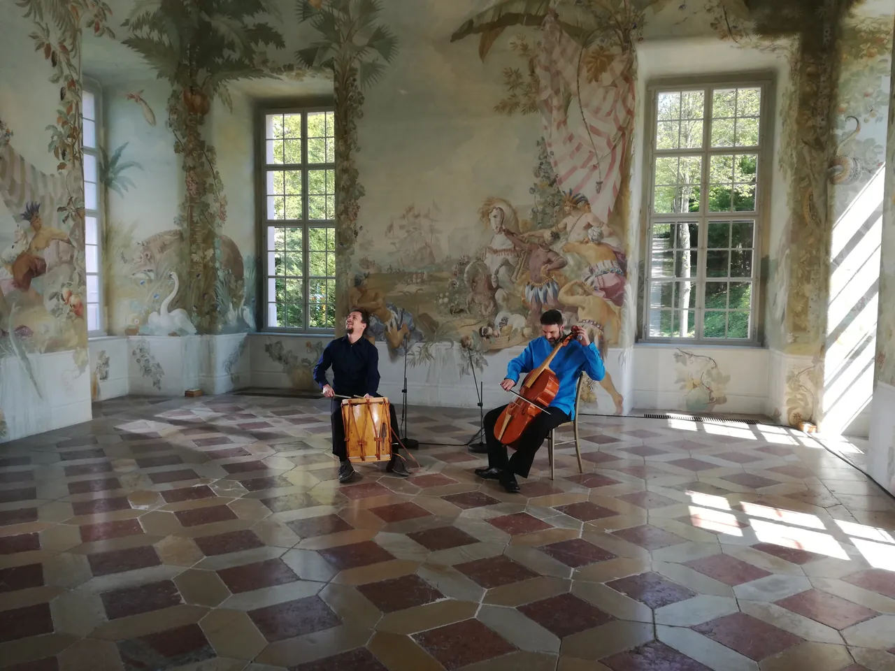 Rubén Dubrovsky (Violoncello) und Martín Bruhn (Bombo) beim Dreh im Gartenpavillon des Stiftes Melk