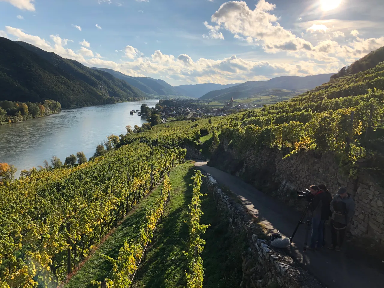 Blick über die Weinberge des Weinguts Jamek auf die Donau in der Wachau