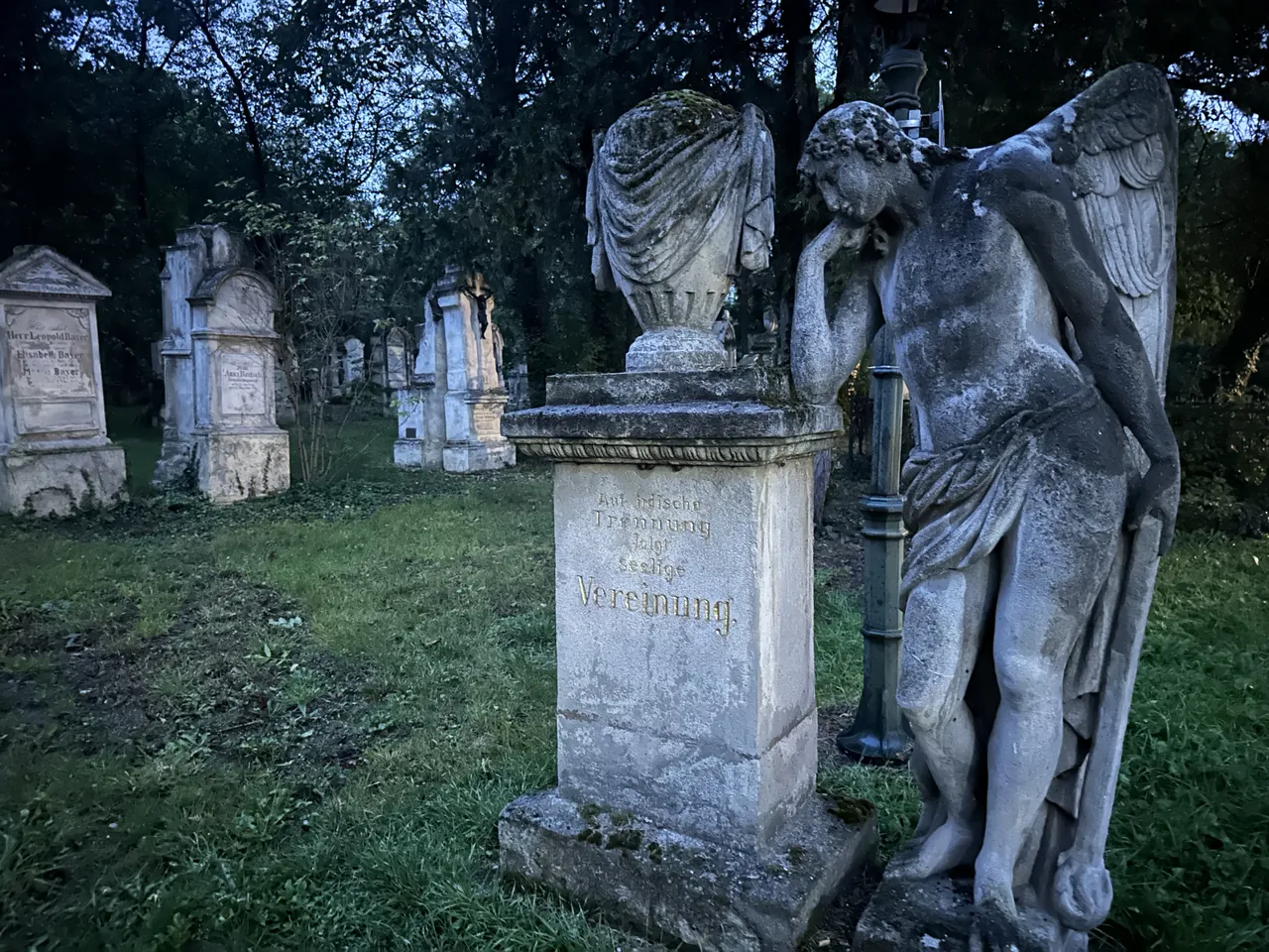 Engelsfigur an einem Grab auf dem Friedhof St. Marx in Wien