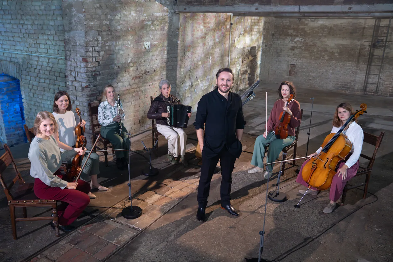 Rafael Fingerlos with the Divinerinnen ensemble