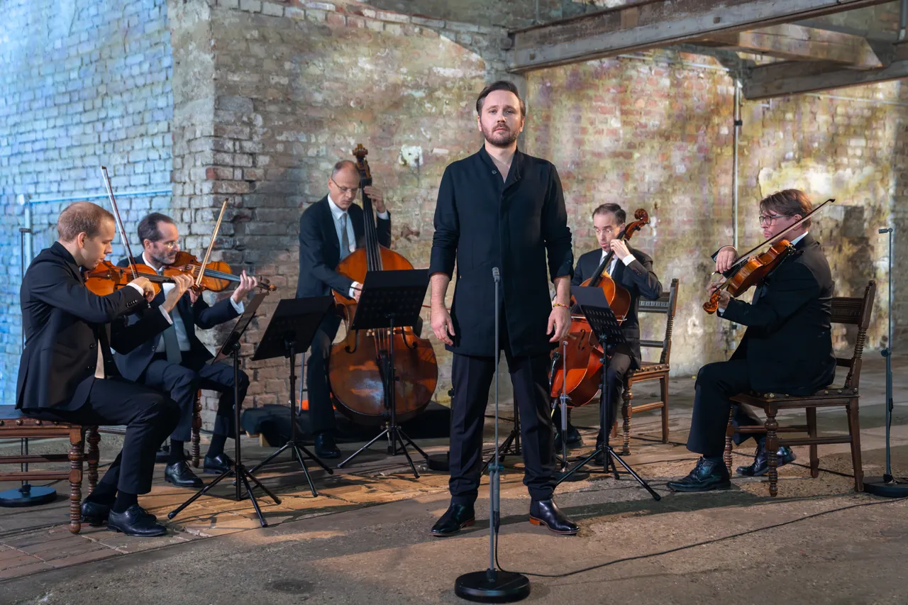 Rafael Fingerlos mit dem Streichquintett aus Mitgliedern der Wiener Philharmoniker