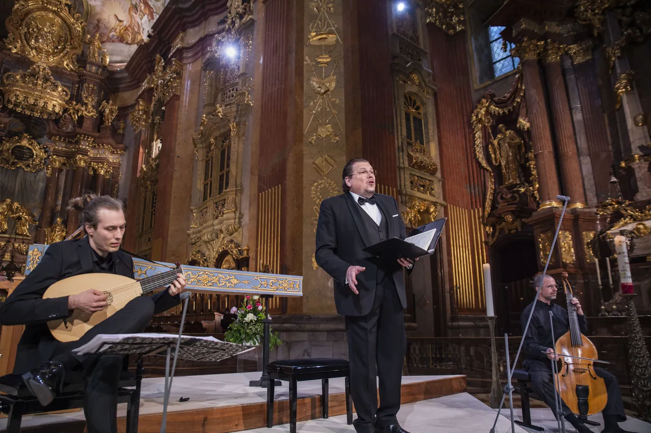 David Bergmüller (Laute), Michael Schade und Pierre Pitzl (Viola da gamba) in der Stiftskirche Melk