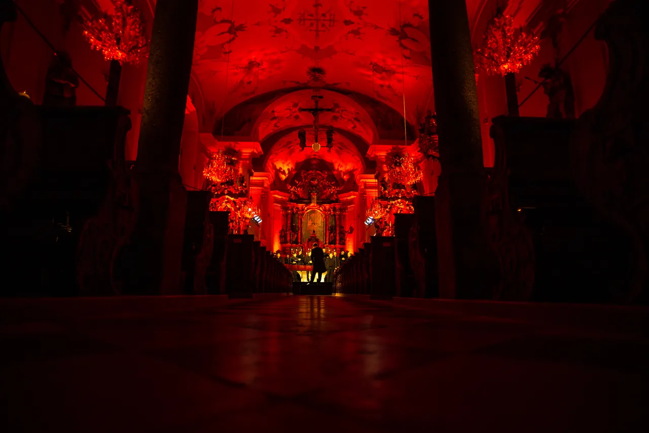 Die Pfarrkirche Mittersill in rotem Licht, Blick zum Hochaltar