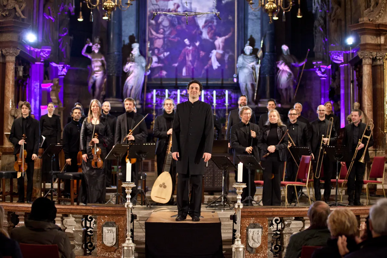 Rubén Dubrovsky and the Bach Consort Wien before the high altar of St. Stephen’s Cathedral in Vienna