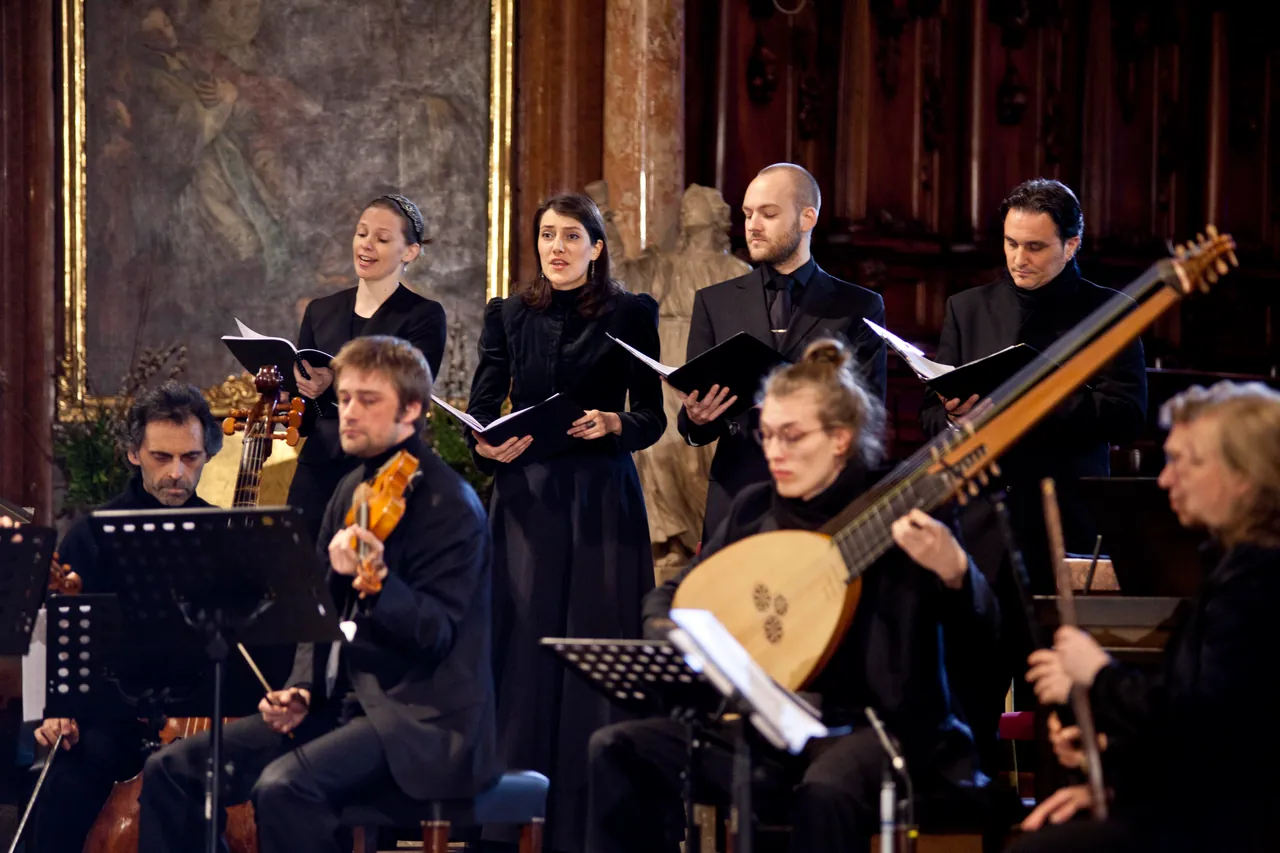 Four singers and instrumentalists of the Bach Consort Wien, with violin and theorbo in front