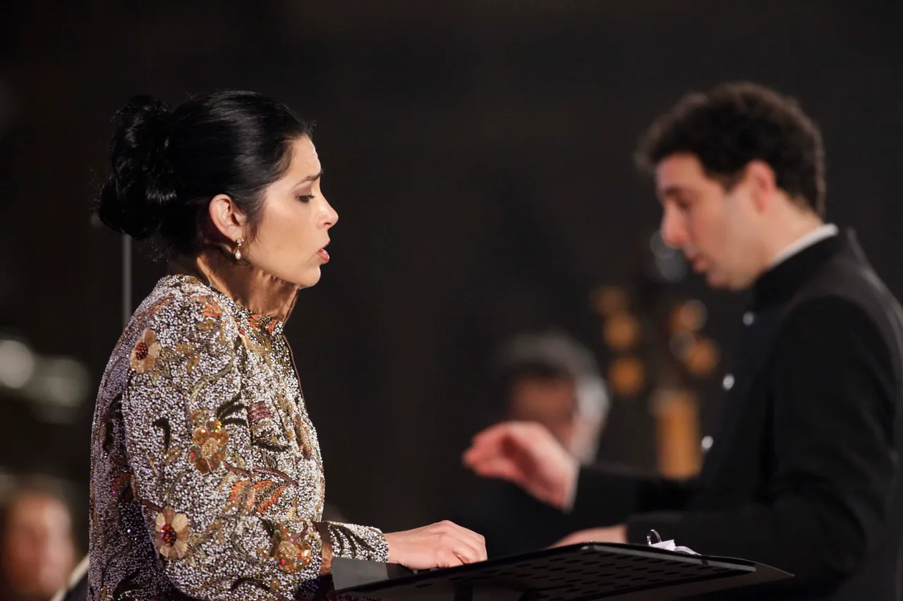 Vivica Genaux sings, with Rubén Dubrovsky conducting beside her