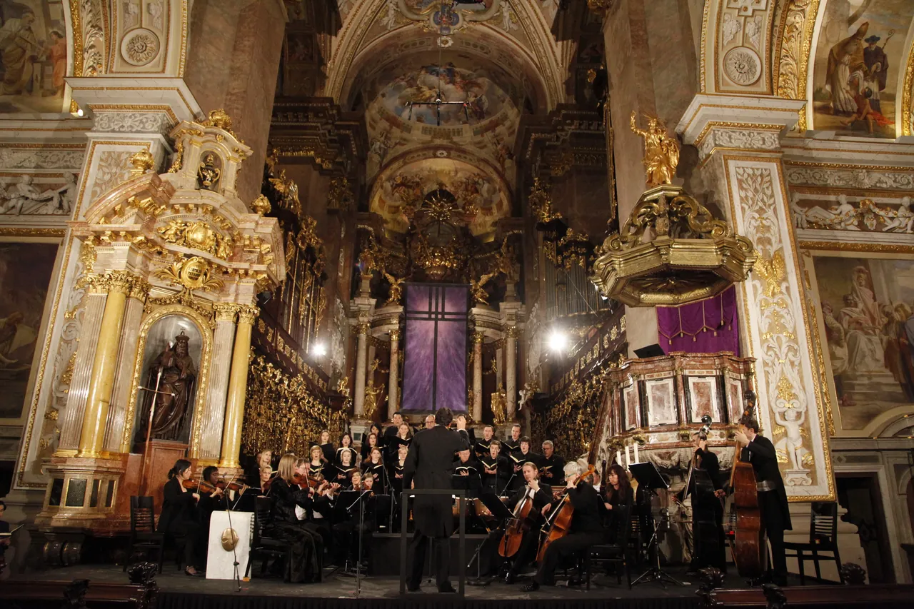 El Bach Consort Wien y el Bachchor Salzburg, dirigidos por Rubén Dubrovsky, ante el altar mayor de la iglesia abacial de Klosterneuburg