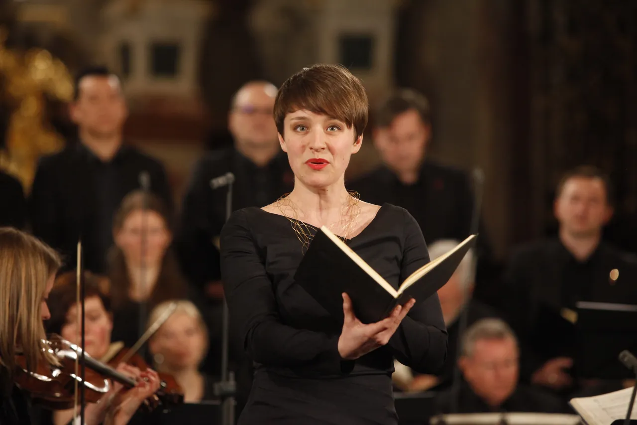 Hanna Herfurtner canta delante de la orquesta