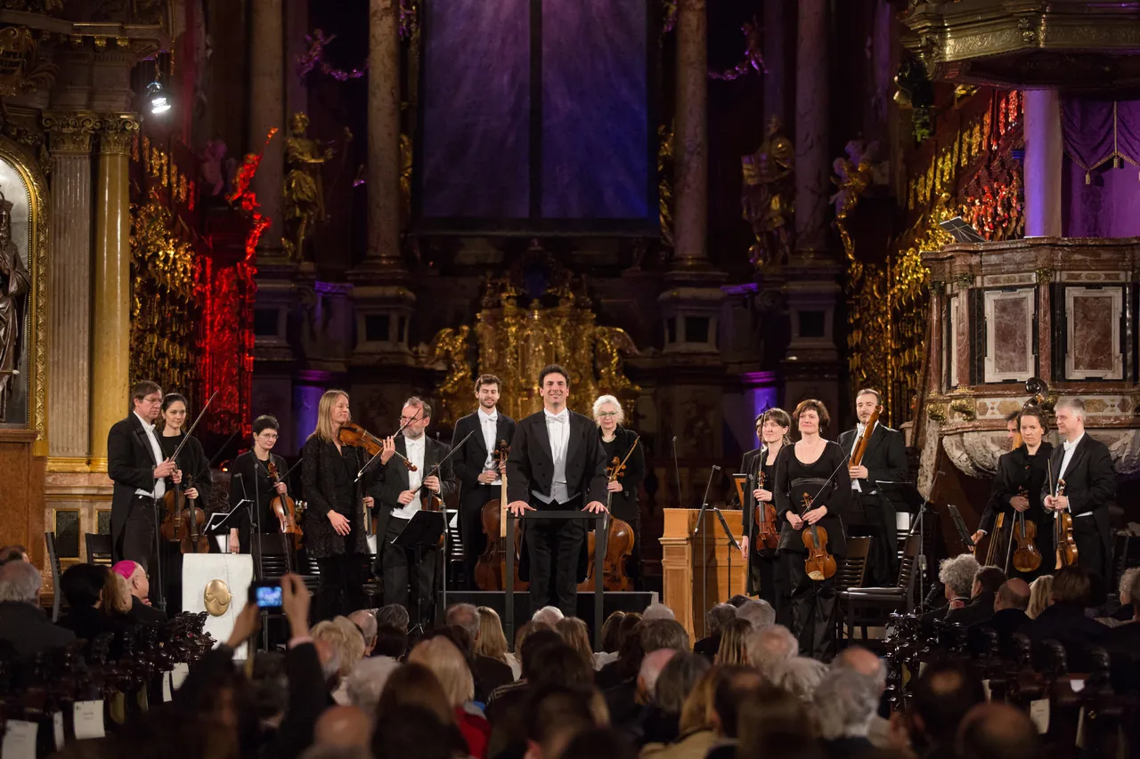Rubén Dubrovsky and the Bach Consort Wien standing before the high altar of the abbey church of Klosterneuburg