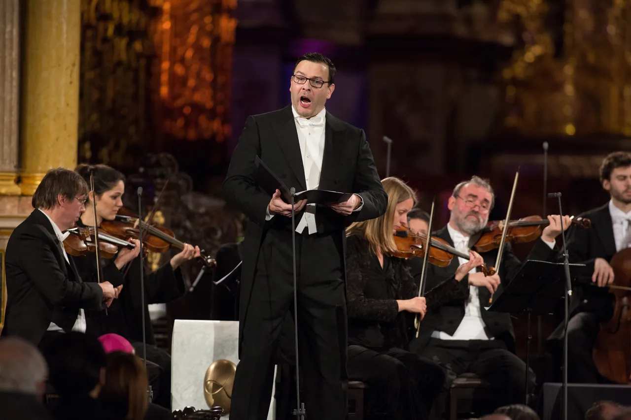 Andreas Scholl sings among the strings of the Bach Consort Wien