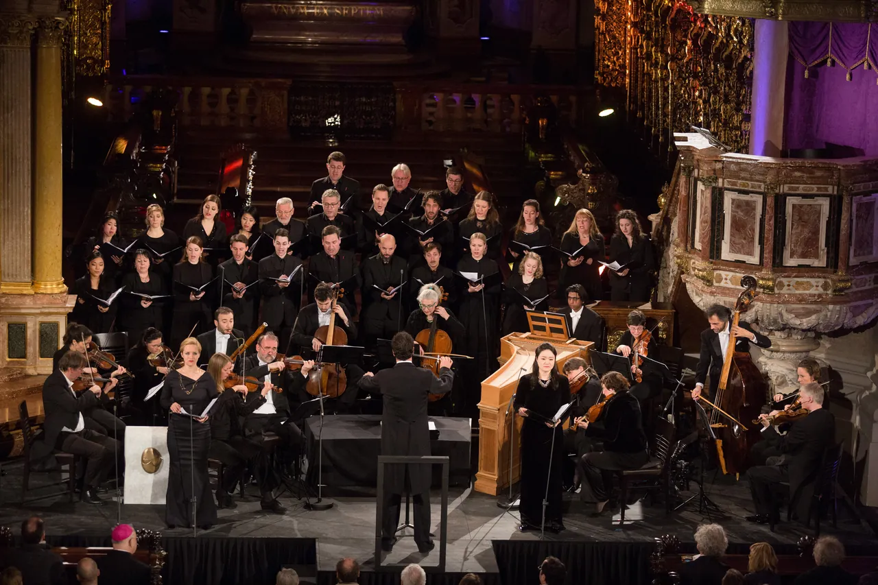 Rubén Dubrovsky conducts the Bachchor Salzburg and the Bach Consort Wien, with the two soloists in front