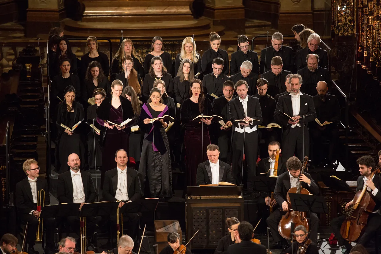 The soloists sing together with the Bachchor Salzburg, with the Bach Consort Wien in front
