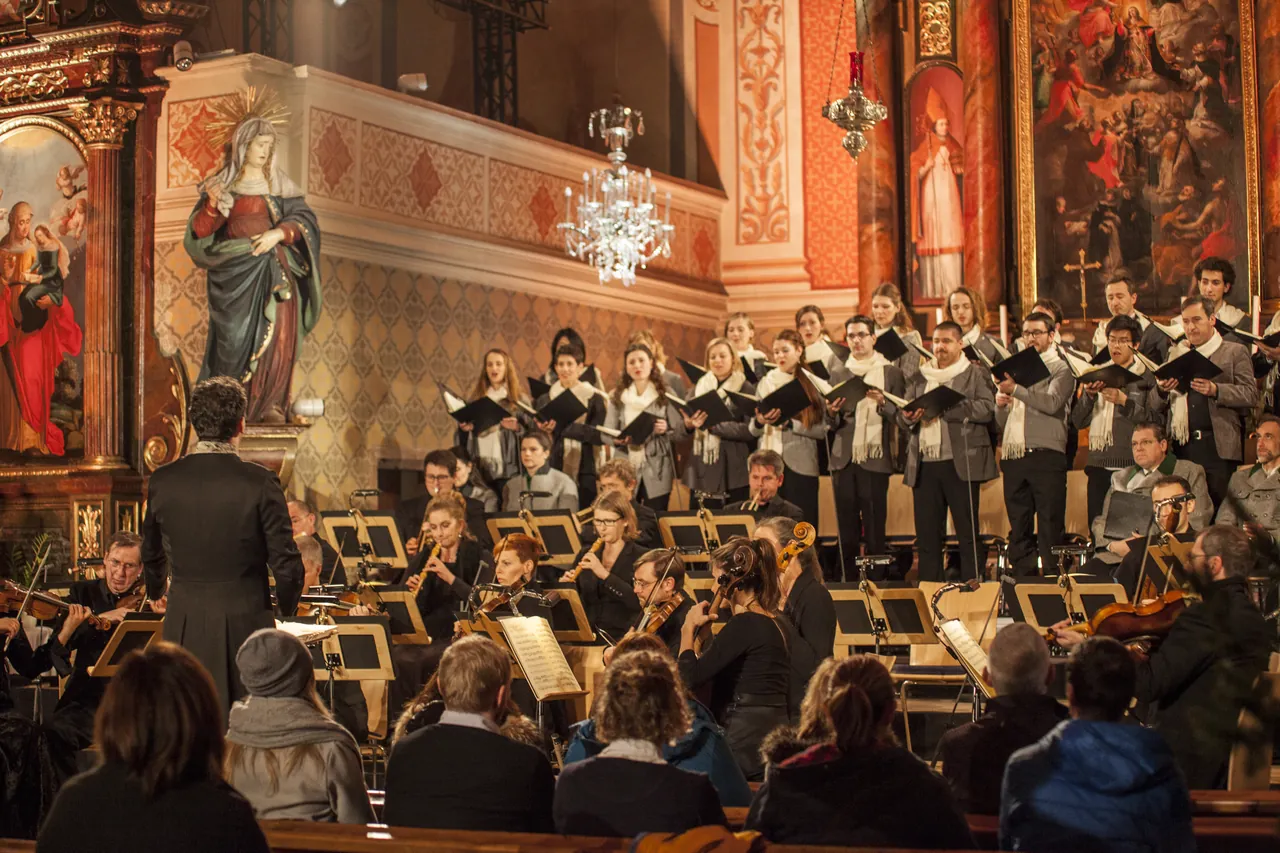 Bachchor Salzburg und Bach Consort Wien vor dem Hochaltar der Pfarrkirche Werfen