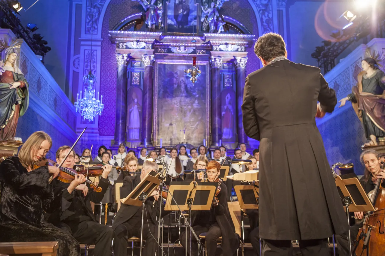 Rubén Dubrovsky dirigiert das Bach Consort Wien und den Bachchor Salzburg in der Pfarrkirche Werfen