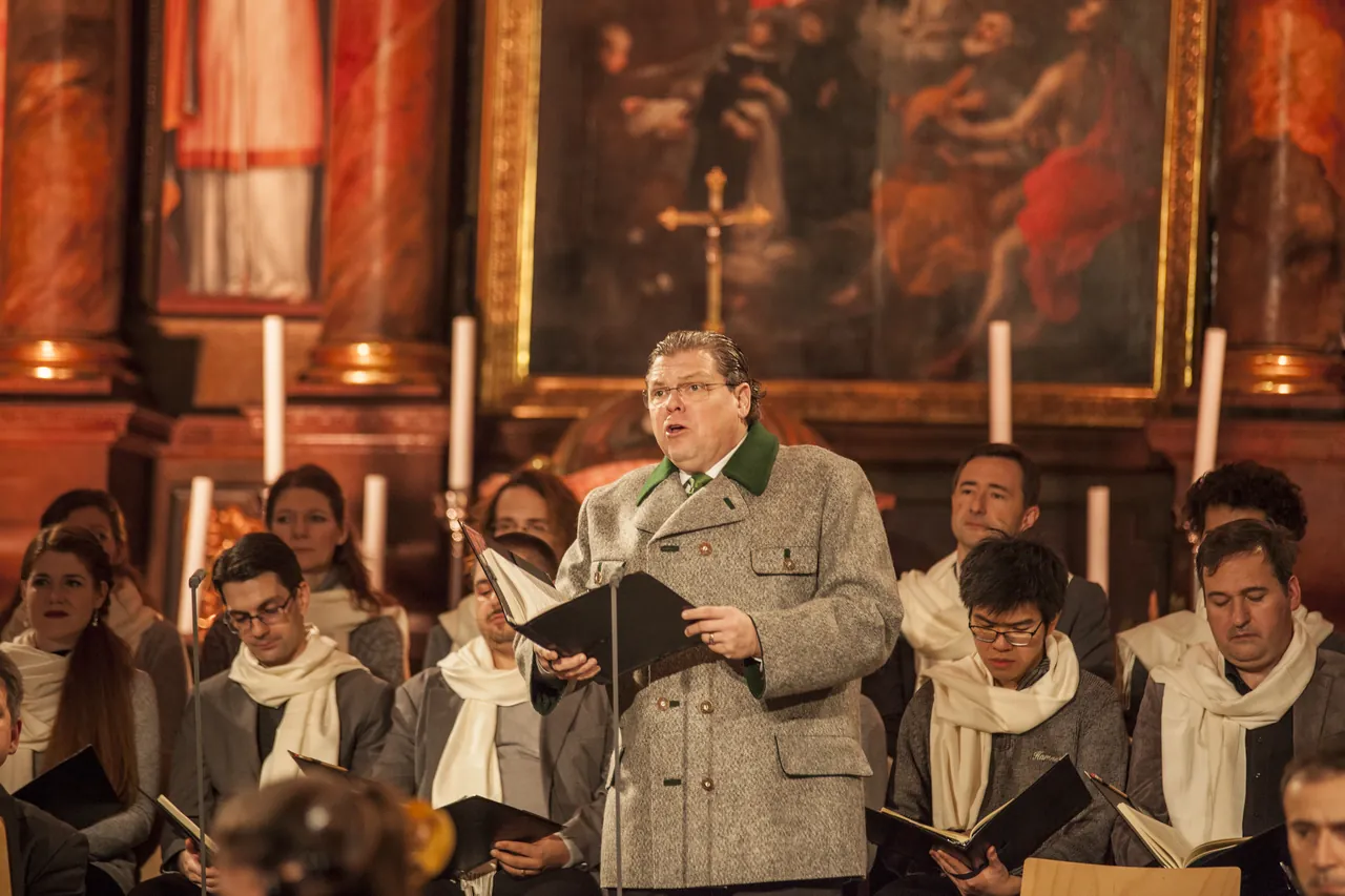 Ein Solist vor dem Bachchor Salzburg während des Weihnachtsoratoriums
