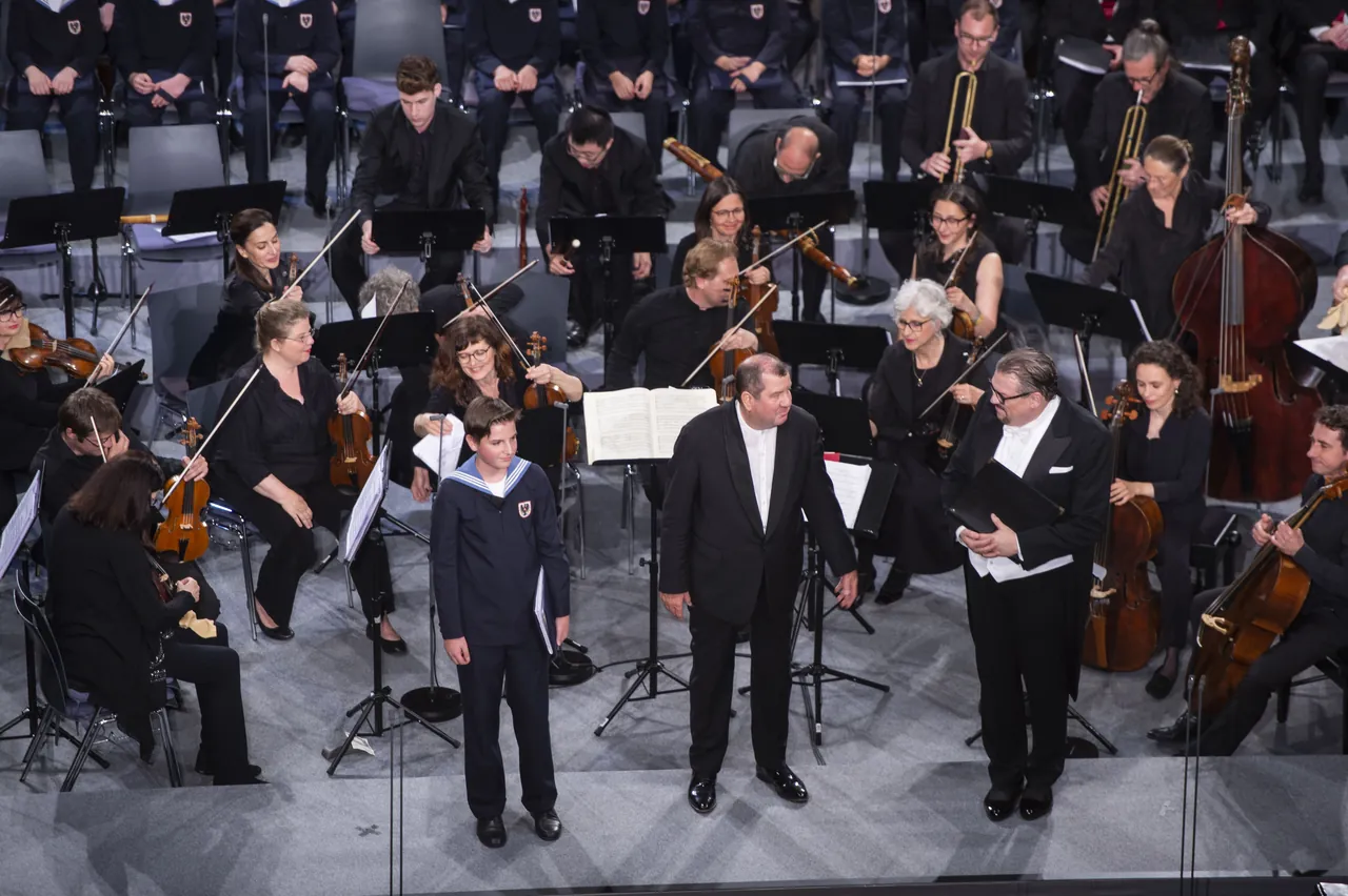 Applause in front of Concentus Musicus Wien: conductor and soloists at the front of the stage