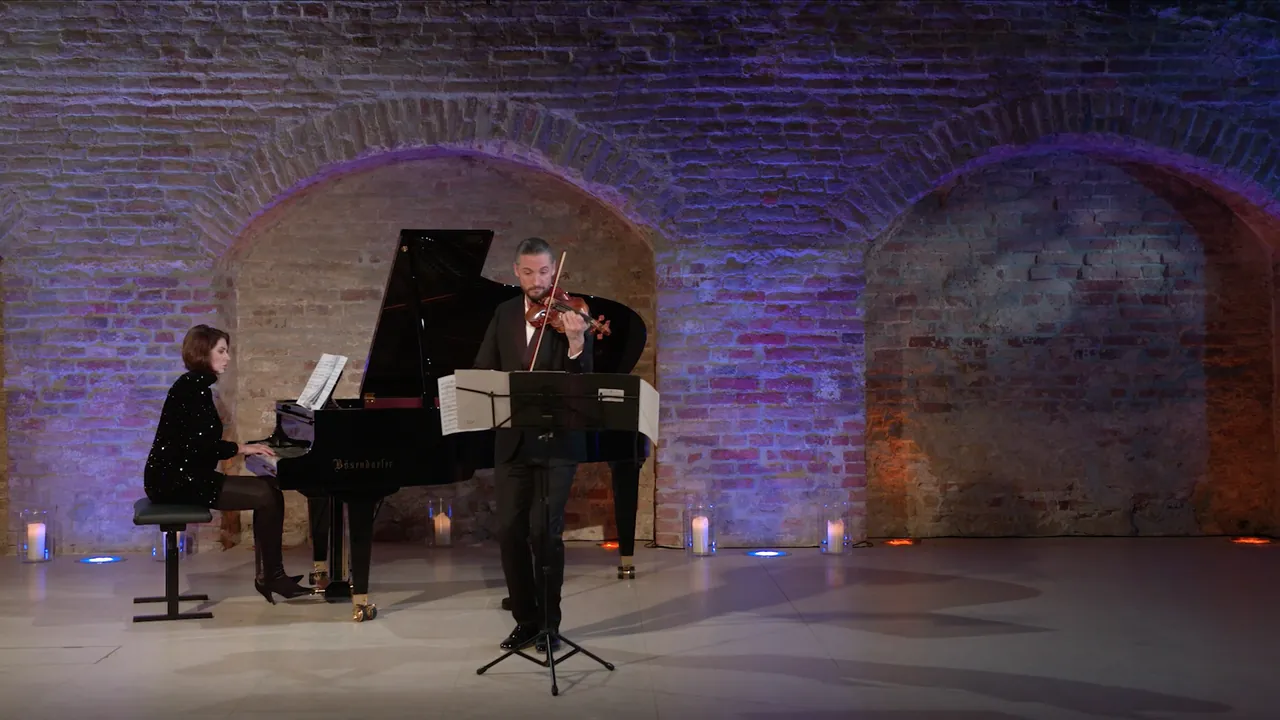 Johannes Fleischmann an der Violine und Magda Amara am Flügel vor den Ziegelgewölben der Kasematten des Palais Coburg