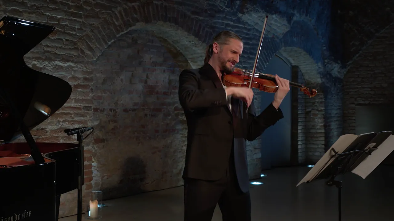 Johannes Fleischmann spielt Violine in den Kasematten des Palais Coburg
