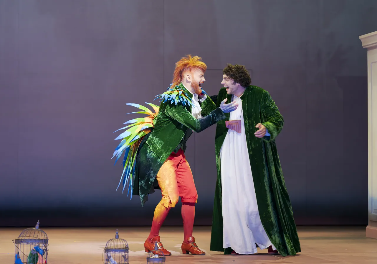 Papageno und Mozart auf der Bühne des Hauses für Mozart